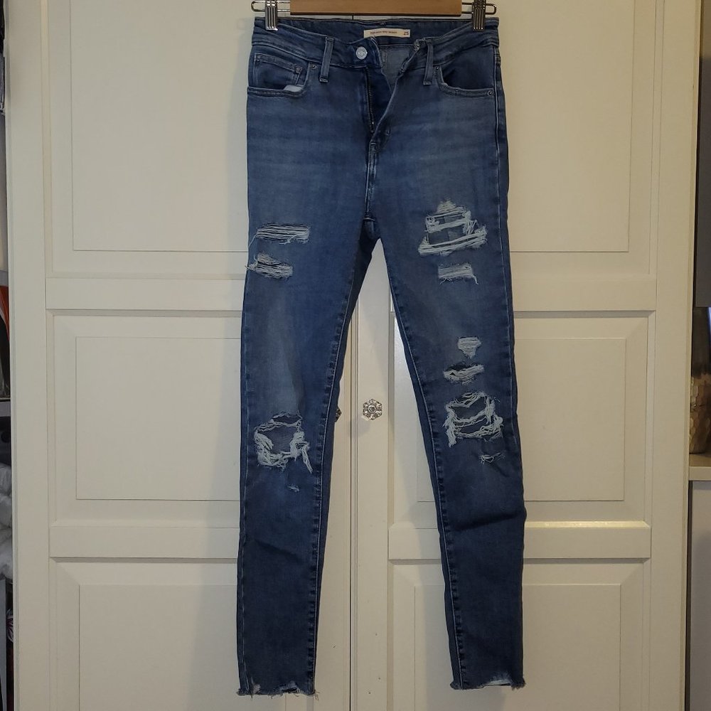 Levi's 721 High Rise Skinny Jeans in Size 25 in a medium blue